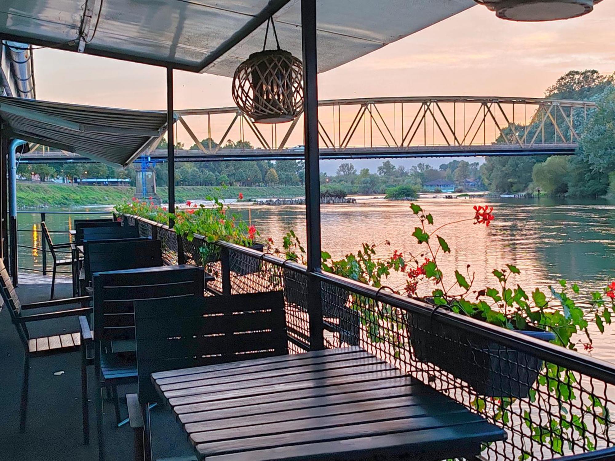 Cruiser Restoran Cuprija Ngoại thất bức ảnh